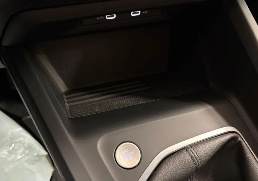 Bouton start/stop moteur et prise USB visibles sur la console centrale noire d'une Volkswagen Golf 1.5 TSI 2025.