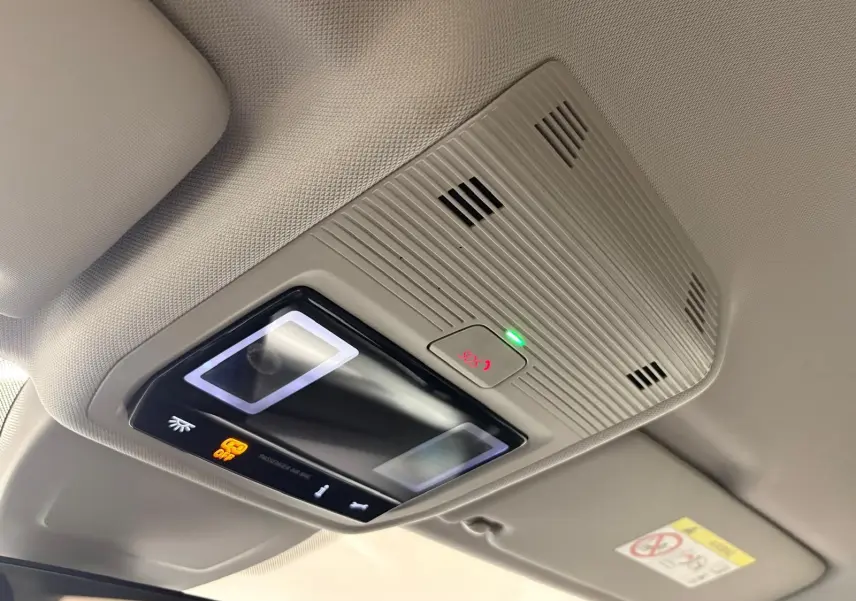 Plafonnier intérieur avec éclairage LED et bouton SOS activé dans une Volkswagen Golf 2025 finition VW Edition.