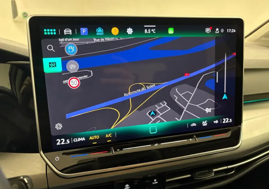 Écran tactile central affichant la navigation GPS dans l'habitacle moderne d'une Volkswagen Golf 2025.