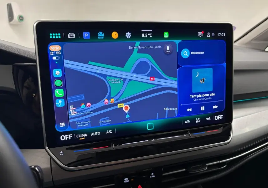 Écran tactile central affichant la navigation et la musique dans l’habitacle moderne d’une Volkswagen Golf 2025.