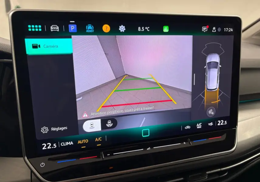 Écran tactile intérieur montrant la caméra de recul et l'affichage 360° de la Volkswagen Golf 1.5 TSI argent Dolomite.