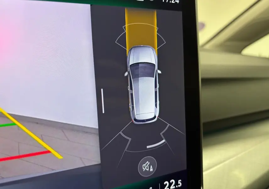 Affichage intérieur du système d'aide au stationnement montrant une Volkswagen Golf 1.5 TSI argent Dolomite vue de dessus.