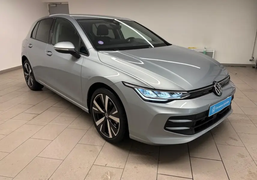 Volkswagen Golf 1.5 TSI 2025 en argent Dolomite vue 3/4 avant avec jantes alliage 18'' Catania.