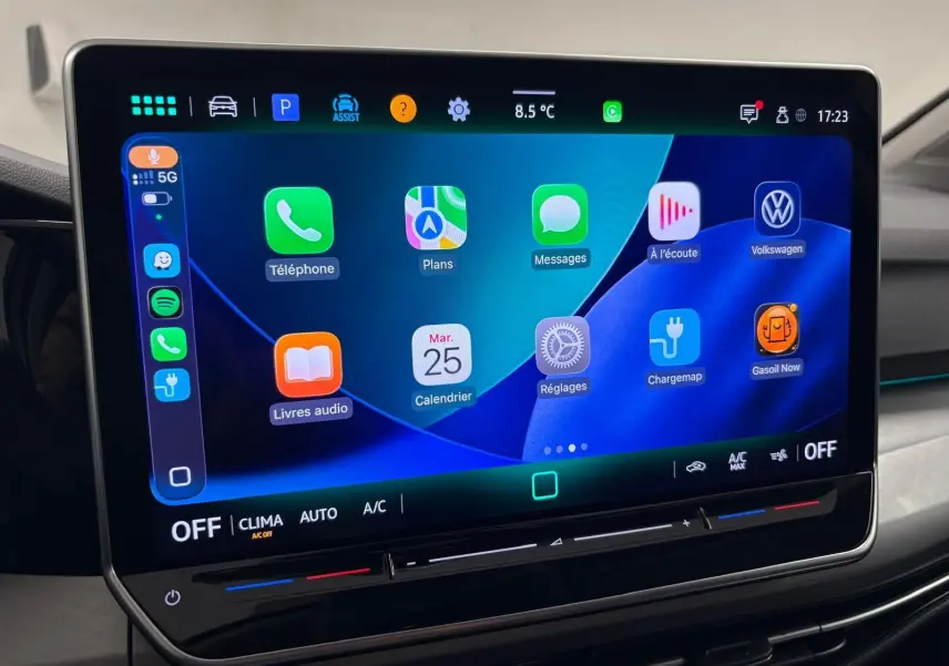 Écran tactile central de la Volkswagen Golf 1.5 TSI 2025 affichant les applications connectées et commandes climatisation.