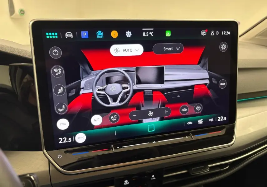 Écran tactile central affichant la commande de climatisation avec illustration du tableau de bord de la Volkswagen Golf 2025.