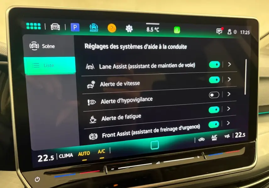 Écran tactile du système d'aide à la conduite dans une Volkswagen Golf 1.5 TSI 116 BVM6 Argent Dolomite, intérieur moderne.