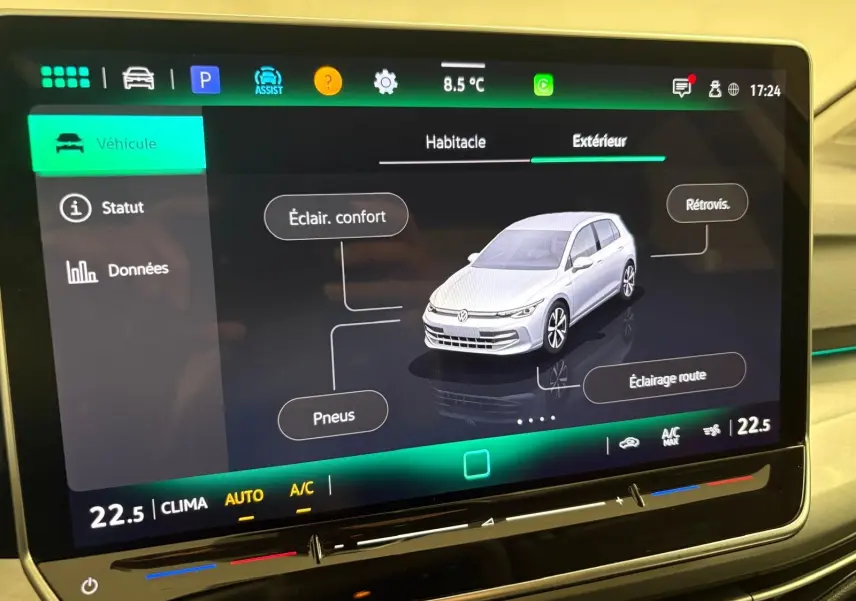 Vue 3/4 avant d'une Volkswagen Golf 1.5 TSI 116 BVM6 Argent Dolomite affichée sur l'écran tactile intérieur.