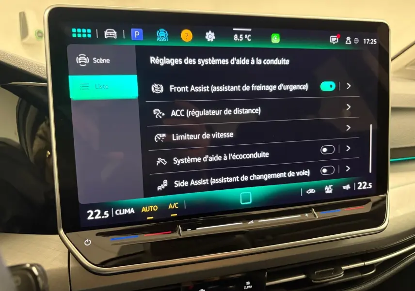 Écran tactile central de la Volkswagen Golf 1.5 TSI 2025 affichant les réglages d'aide à la conduite.