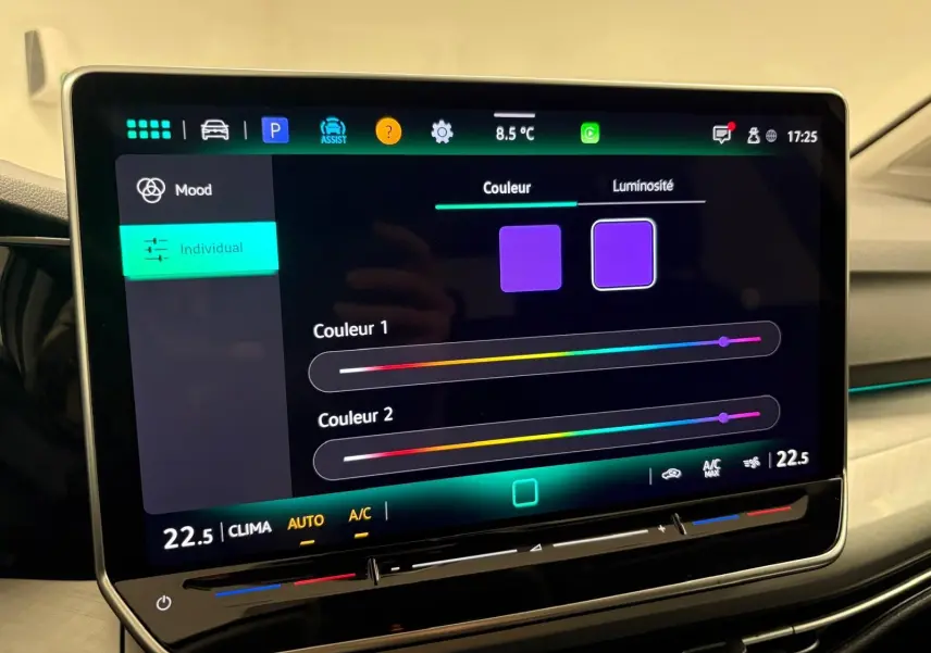 Écran tactile central de la Volkswagen Golf 2025 affichant les réglages de couleur d'ambiance intérieure personnalisable.