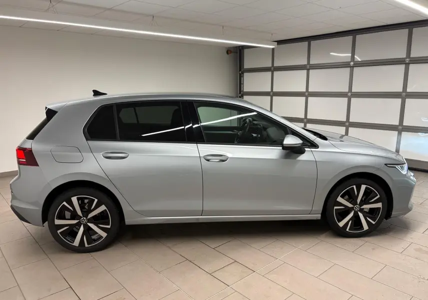 Profil côté gauche d'une Volkswagen Golf 1.5 TSI 116 BVM6 VW Edition en argent Dolomite avec jantes alliage 18 pouces.