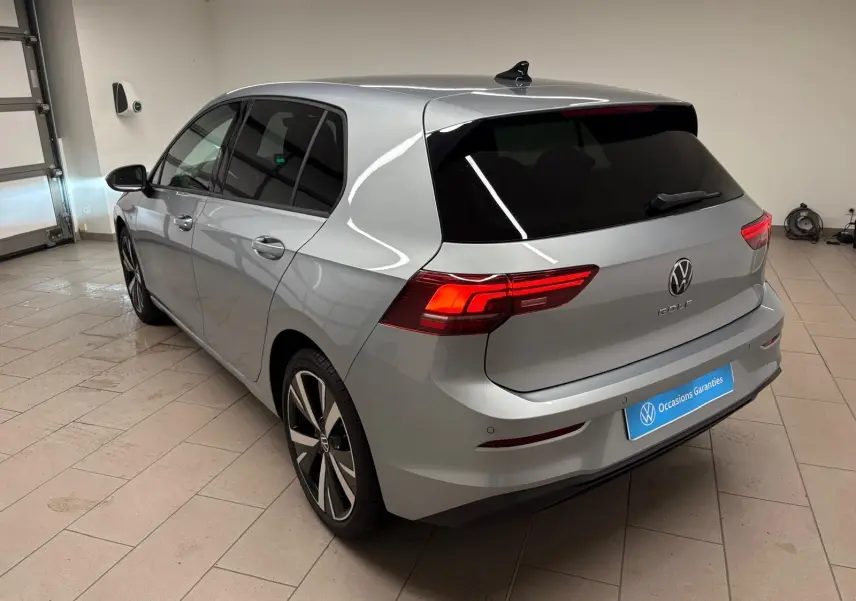 Volkswagen Golf 1.5 TSI 2025 en argent Dolomite, vue 3/4 arrière droit avec jantes alliage 18 pouces Catania.