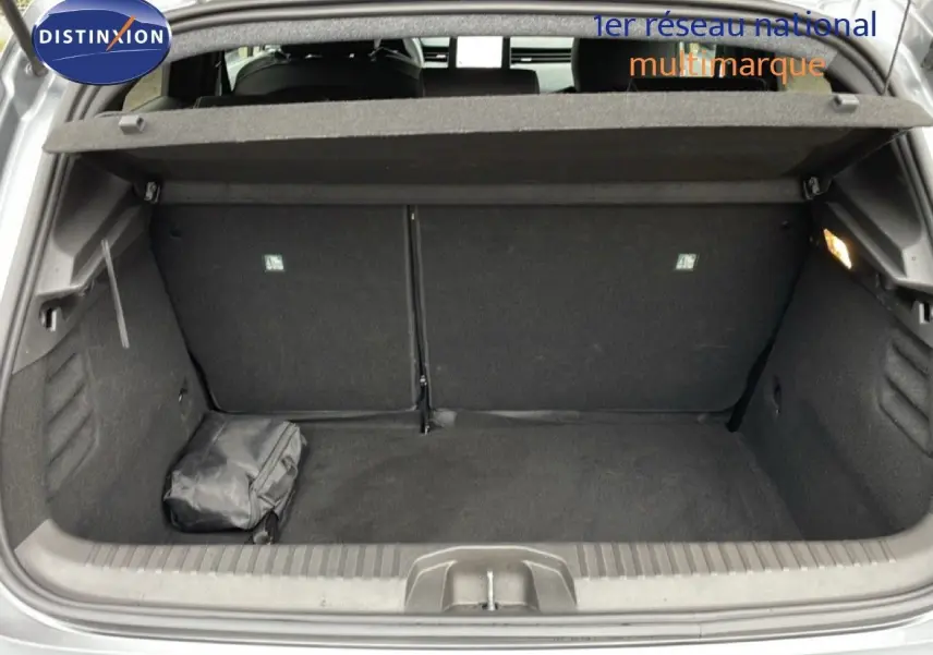 Coffre ouvert de Renault Clio V 1.0 ECO-G 100CH TECHNO gris schiste métal, montrant un espace de rangement propre avec un sac noir.