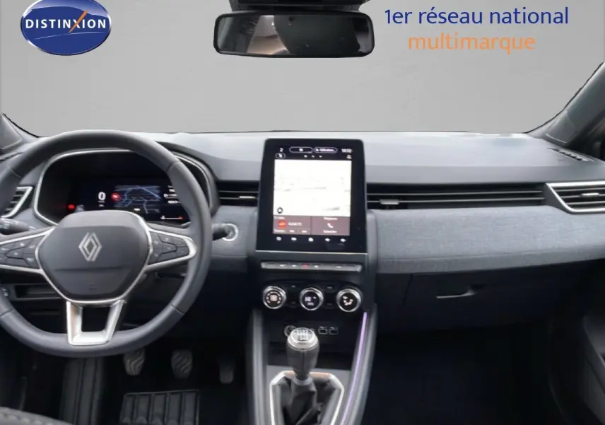 Intérieur avant de la Renault Clio V 1.0 Eco-G 100ch Techno 2025, tableau de bord gris avec écran tactile vertical et boîte manuelle.