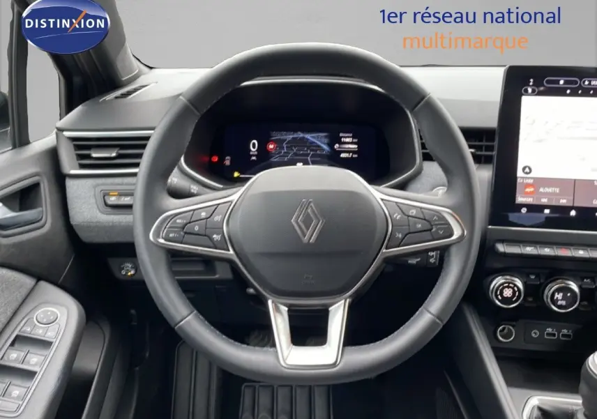 Vue intérieure centrée sur le volant multifonction de la Renault Clio 2025 avec tableau de bord numérique et écran tactile.