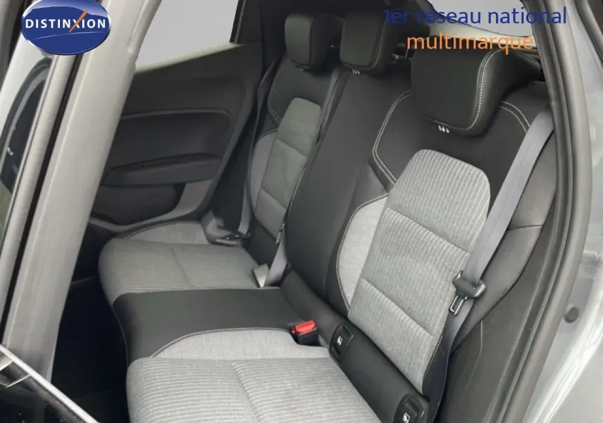 Vue intérieure côté gauche des sièges arrière gris clair et noir de la Renault Clio V 1.0 ECO-G 100CH TECHNO 2025.