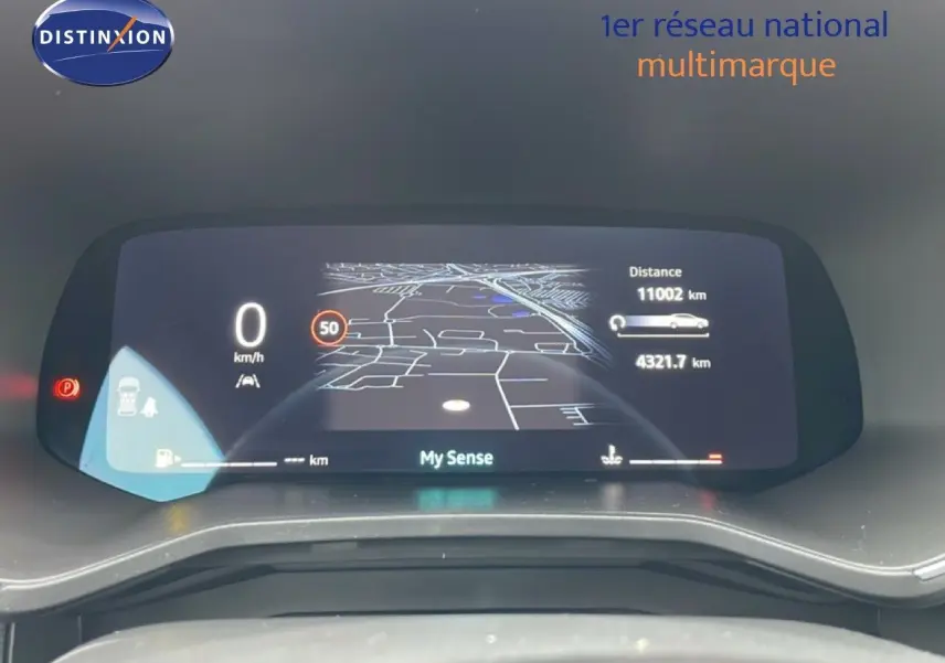 Tableau de bord numérique de Renault Clio 2025 affichant la navigation et les informations de conduite en mode My Sense.