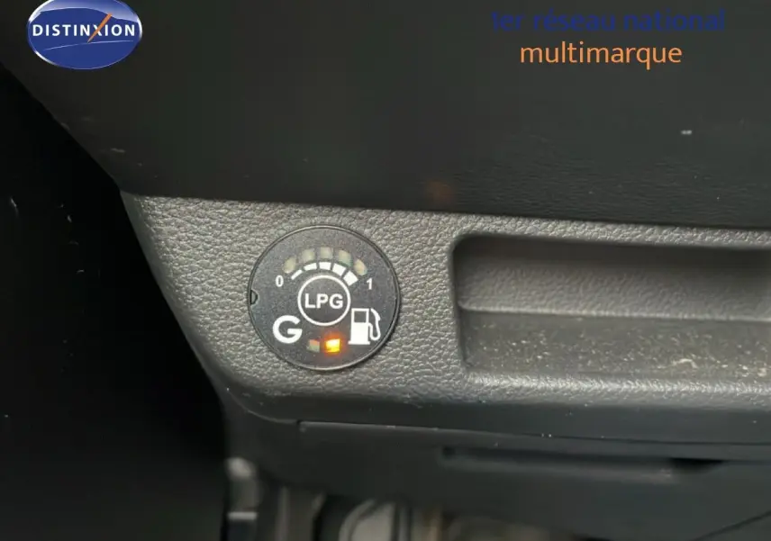 Gros plan sur l'indicateur de niveau GPL dans l'habitacle d'une Renault Clio gris schiste 2025.