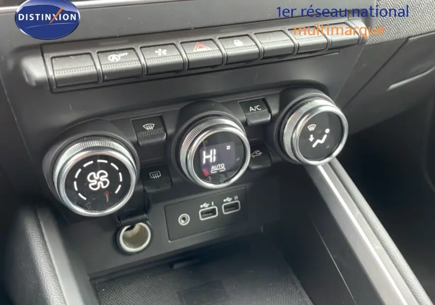 Gros plan sur les commandes de climatisation et les ports USB de la Renault Clio V 1.0 Eco-G 100ch Techno, intérieur noir.