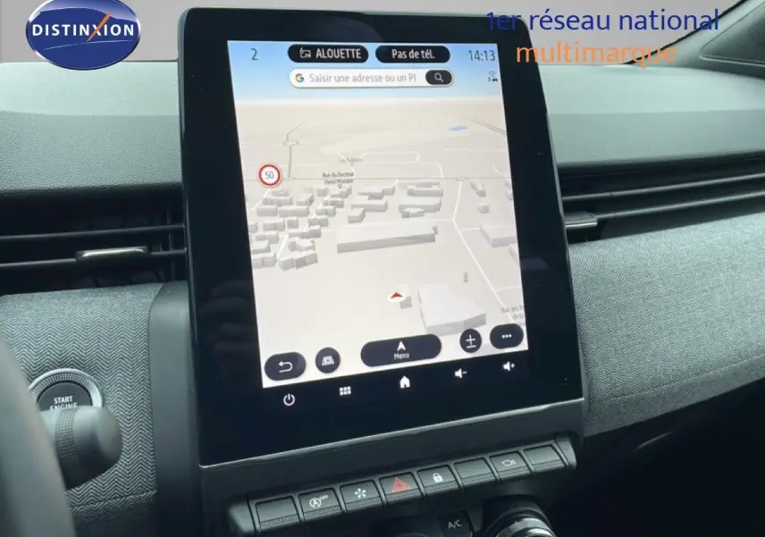Vue rapprochée de l’écran tactile central avec navigation, tableau de bord gris et commandes de climatisation d’une Renault Clio 2025.