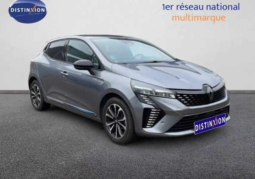 Renault Clio 2025 gris schiste métal vue 3/4 avant droit, avec calandre moderne et jantes alliage distinctives.