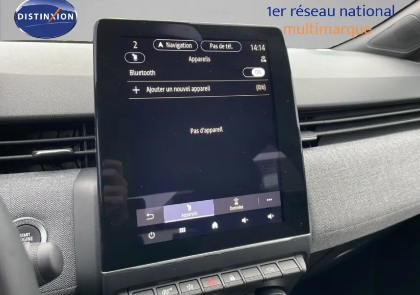 Écran tactile central affichant les réglages Bluetooth dans l’habitacle gris noir d’une Renault Clio 2025.