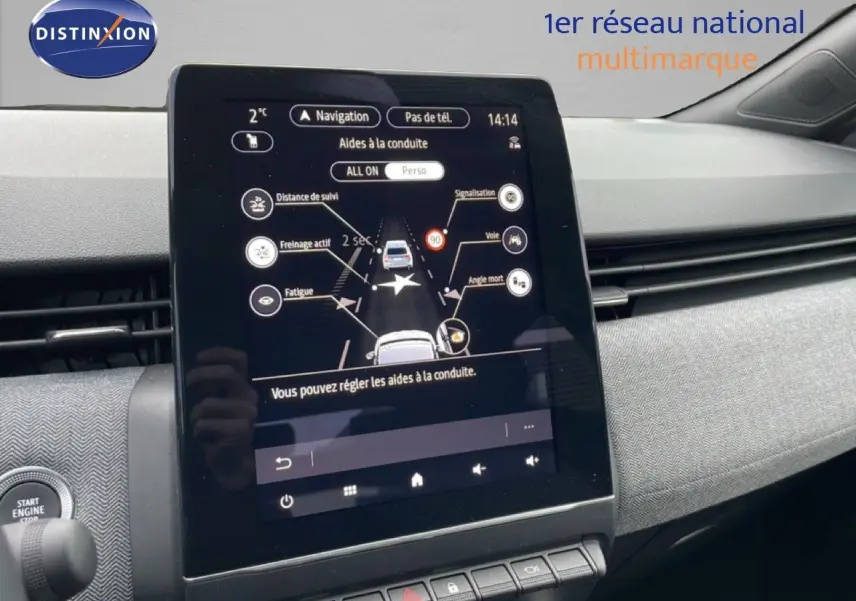 Vue intérieure centrée sur l’écran tactile du tableau de bord de la Renault Clio 2025, avec habillage gris clair et détails noirs.