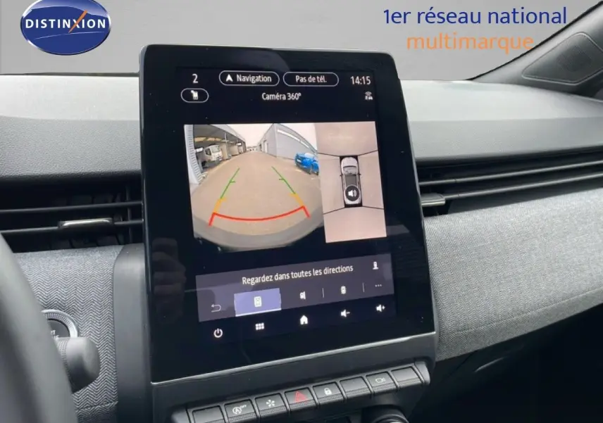 Vue rapprochée de l’écran tactile central affichant la caméra 360° dans l’habitacle gris clair de la Renault Clio 2025.