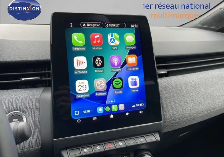 Écran tactile central affichant les applications multimédia et navigation dans l’habitacle gris d’une Renault Clio 2025.