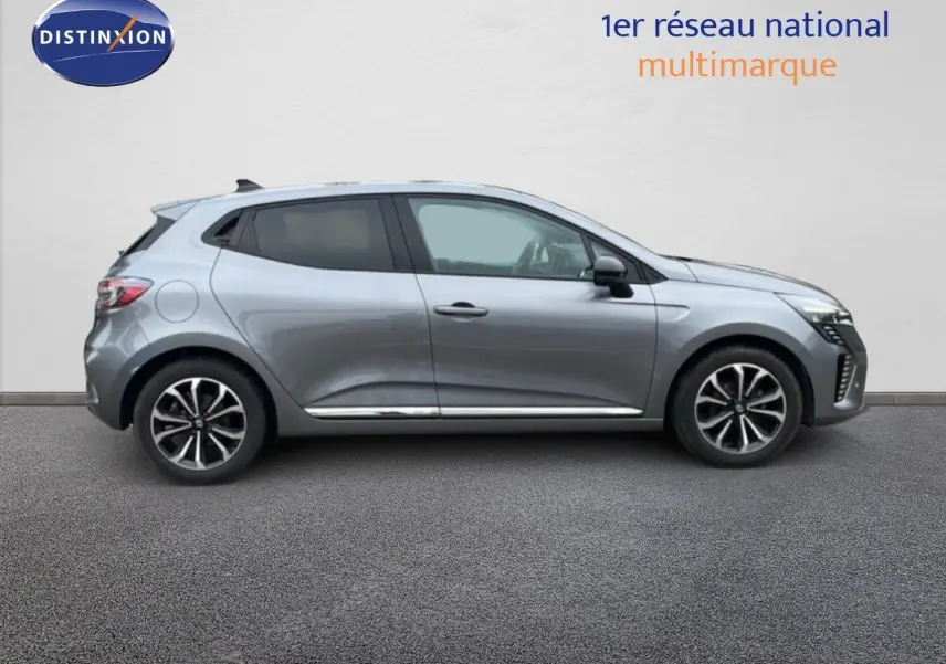 Profil droit d'une Renault Clio 2025 gris schiste métal avec jantes alliage et lignes épurées.