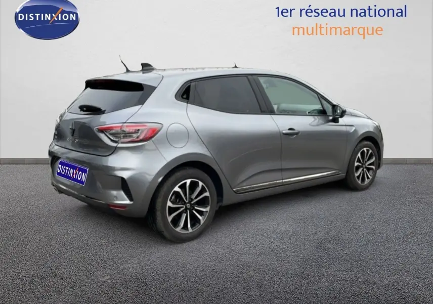 Vue 3/4 arrière droite d'une Renault Clio 2025 gris schiste métal avec jantes alliage et vitres teintées.