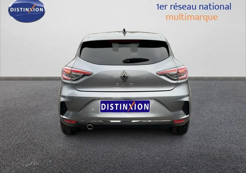 Vue arrière d'une Renault Clio gris schiste métal 2025 avec feux LED et sortie d'échappement visible à gauche.