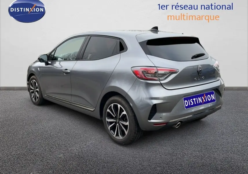 Vue 3/4 arrière droite d'une Renault Clio gris schiste métal 2025 avec jantes alliage et feux LED distinctifs.