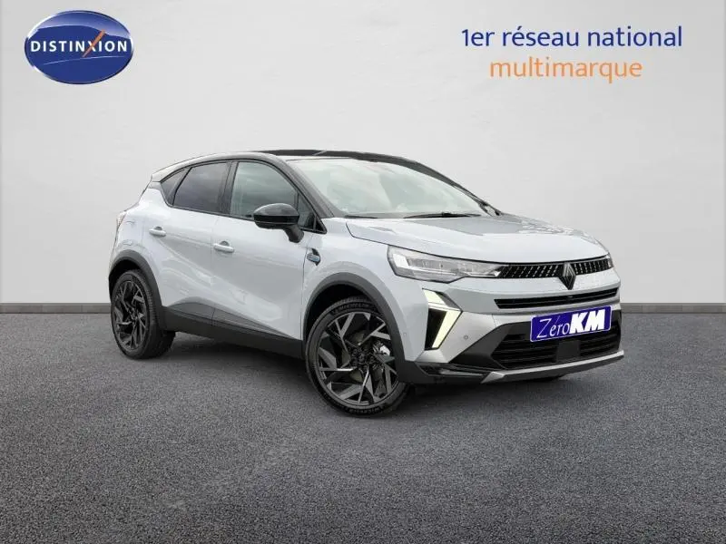 Vue 3/4 avant d'un Renault Captur 2026 gris Rafale avec toit noir étoilé et jantes noires distinctives.