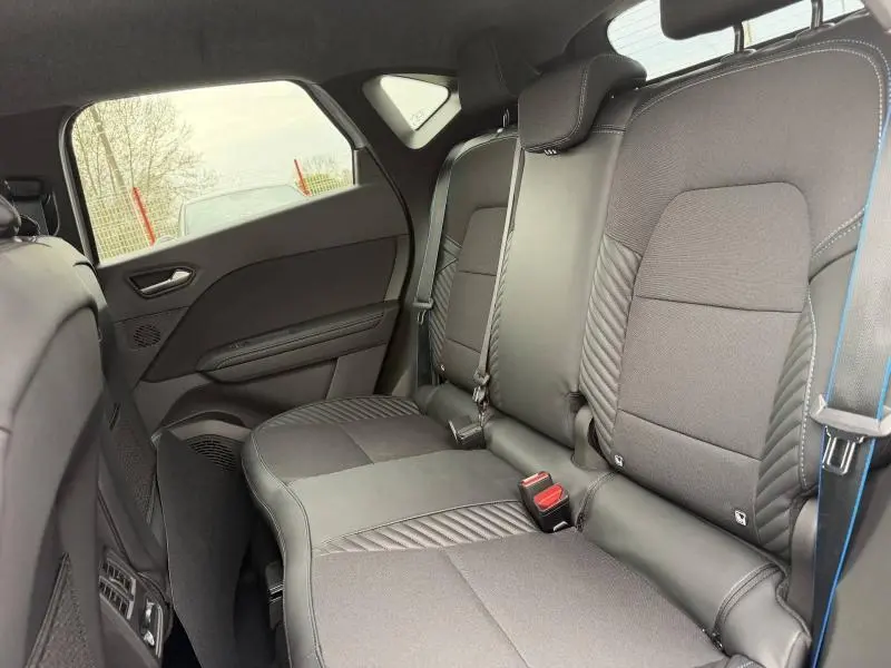 Vue intérieure côté droit des sièges arrière noirs avec surpiqûres bleues du Renault Captur 1.8 E-Tech hybride 2026 esprit Alpine.