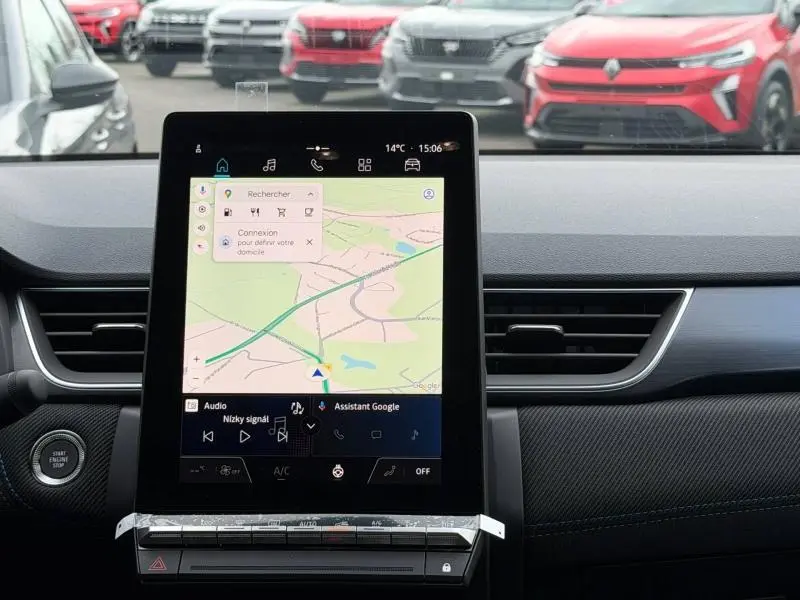 Vue intérieure centrée sur l'écran tactile du tableau de bord du Renault Captur 2026 gris Rafale/Noir Étoilé avec navigation affichée.