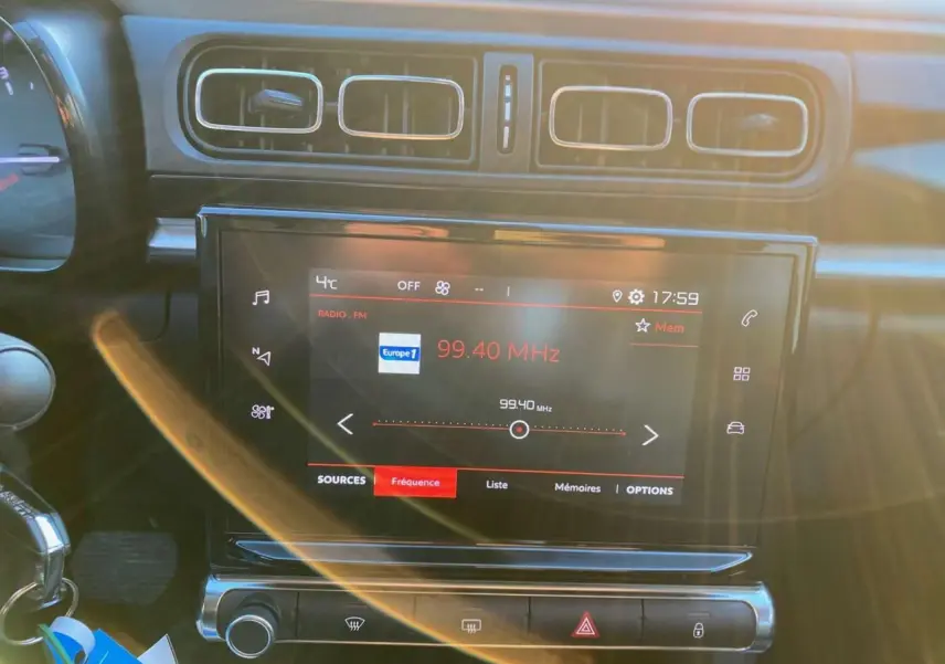 Vue rapprochée de l’écran tactile central de la Citroën C3 Shine 2023, affichant la radio FM à 99,40 MHz.