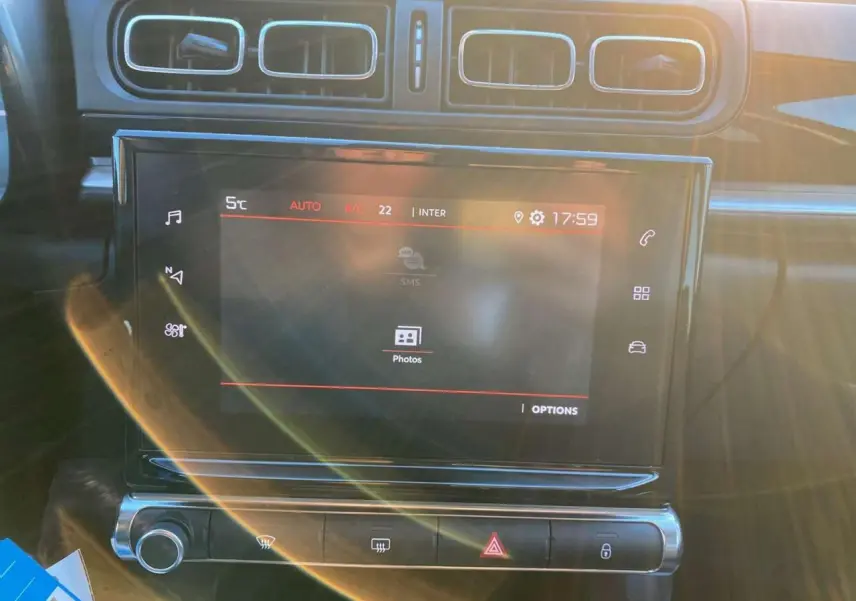 Vue intérieure du tableau de bord de la Citroën C3 Shine 2023, écran tactile central avec commandes climatisation et ventilation.