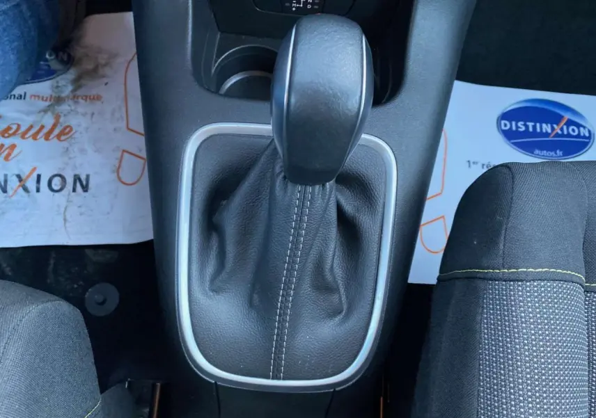 Le levier de vitesses automatique noir de la Citroën C3 Shine 2023 vu de dessus, entouré de console grise.