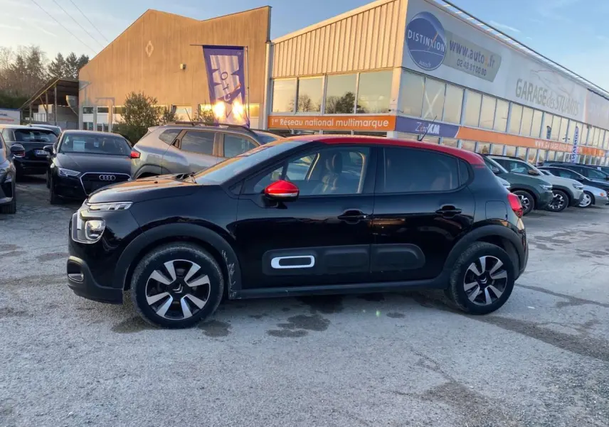 Citroën C3 Shine 2023 vue de profil côté gauche, noir avec toit et rétroviseurs rouges, jantes alliage 16 pouces.