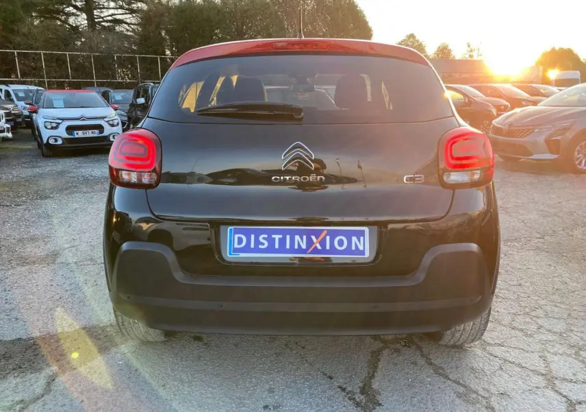 Vue arrière d'une Citroën C3 2023 noire avec toit rouge, feux LED et radars de stationnement visibles.