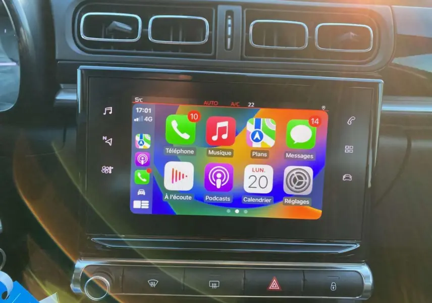 Vue rapprochée de l’écran tactile central de la Citroën C3 Shine 2023 avec interface Apple CarPlay active.
