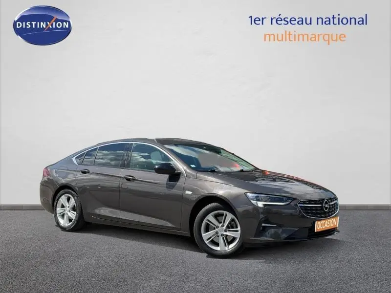 Opel Insignia Grand Sport brun carbone vue 3/4 avant droit avec jantes alu et calandre distinctive