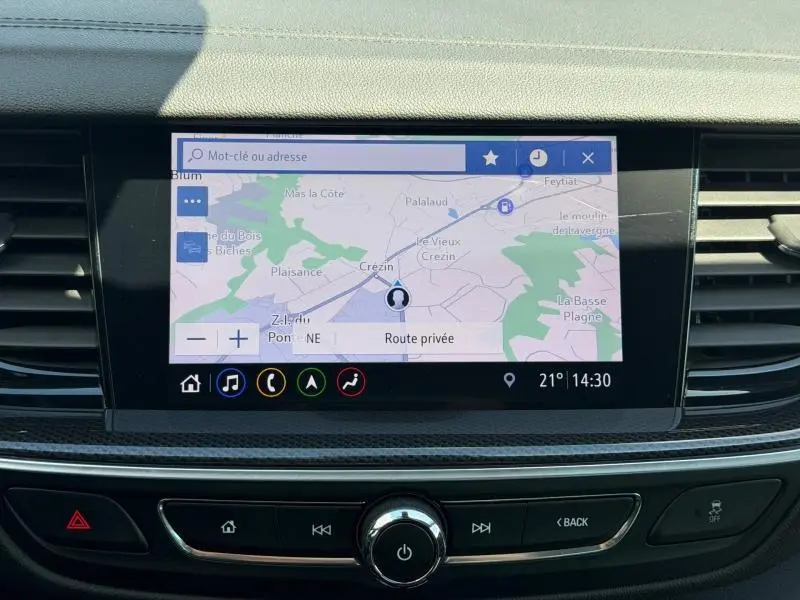 Écran tactile central du tableau de bord de l’Opel Insignia Grand Sport 2021 affichant la navigation GPS.