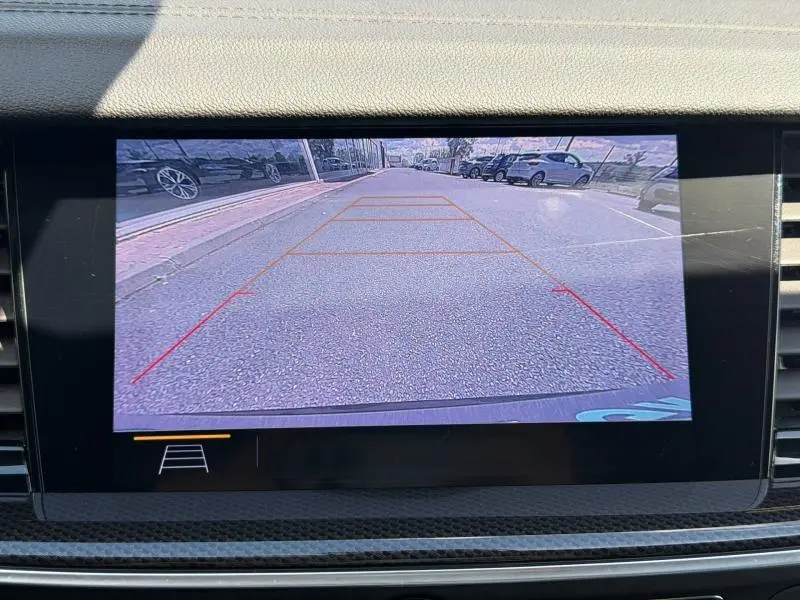 Vue de la caméra de recul de l'Opel Insignia Grand Sport brun carbone, montrant la zone derrière le véhicule sur un parking.