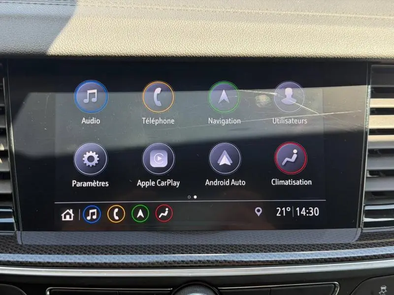 Écran tactile central de l’Opel Insignia Grand Sport 2021 affichant les options audio, téléphone, navigation et climatisation.