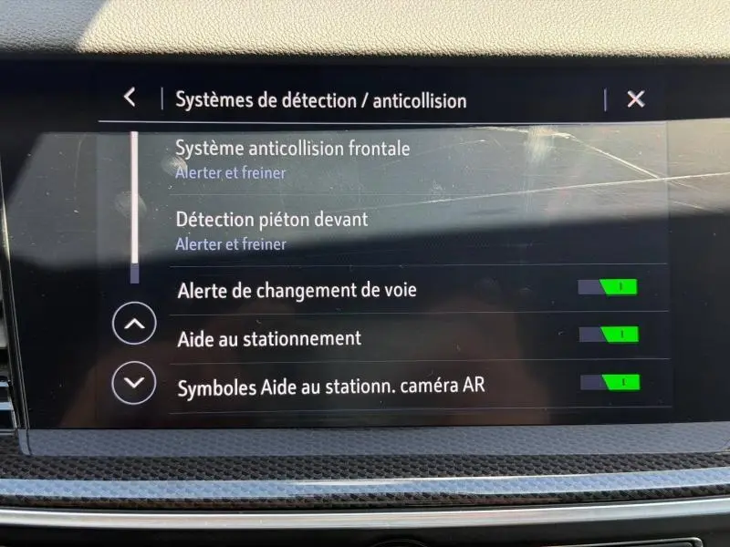 Écran tactile intérieur affichant les réglages des systèmes de détection et anticollision de l'Opel Insignia Grand Sport.
