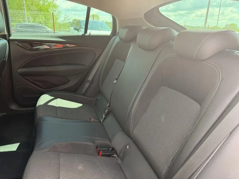 Vue intérieure du siège arrière droit de l'Opel Insignia Grand Sport 2021, tissu et cuir anthracite avec surpiqûres claires.