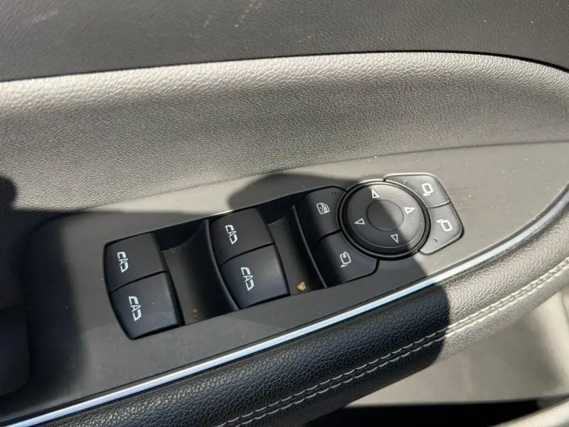 Gros plan sur les commandes de réglage des vitres et des rétroviseurs côté conducteur de l'Opel Insignia Grand Sport brun carbone.