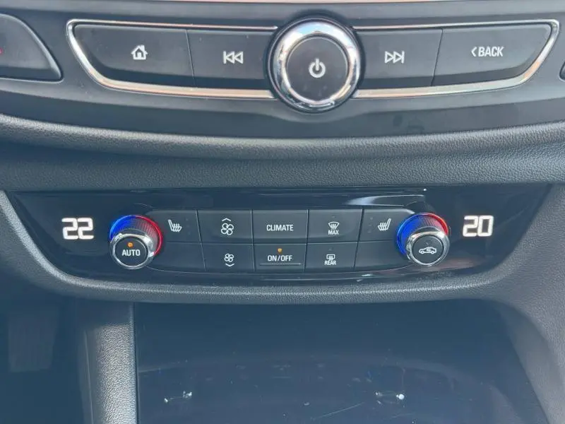 Panneau de commande de la climatisation bi-zone de l’Opel Insignia Grand Sport, avec réglages à 22°C et 20°C.