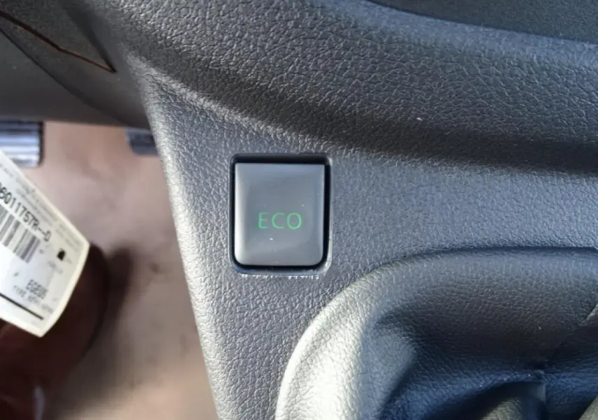 Bouton ECO en gros plan sur la console intérieure du Fiat Talento Fourgon blanc, version Pro Lounge, 2020.